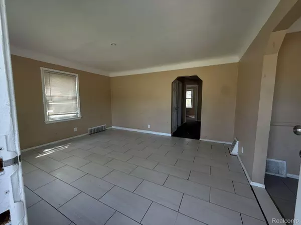 Detroit, MI 48219,19411 Chapel ST