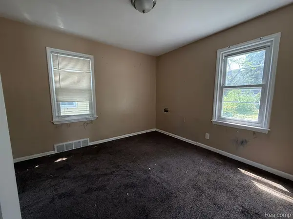 Detroit, MI 48219,19411 Chapel ST