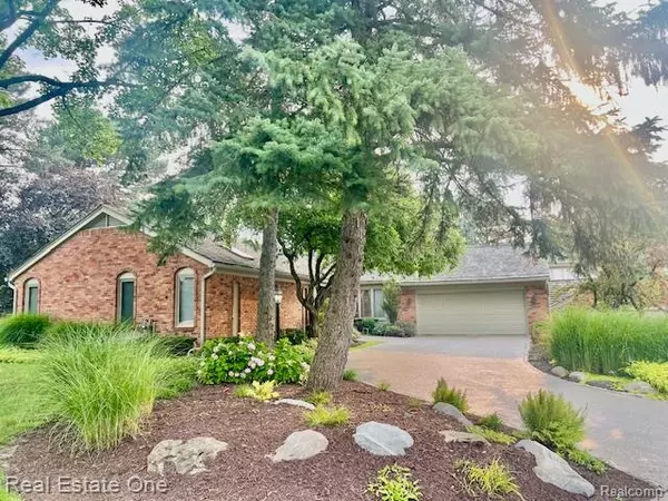 West Bloomfield, MI 48323,3932 Maple Hill ST E