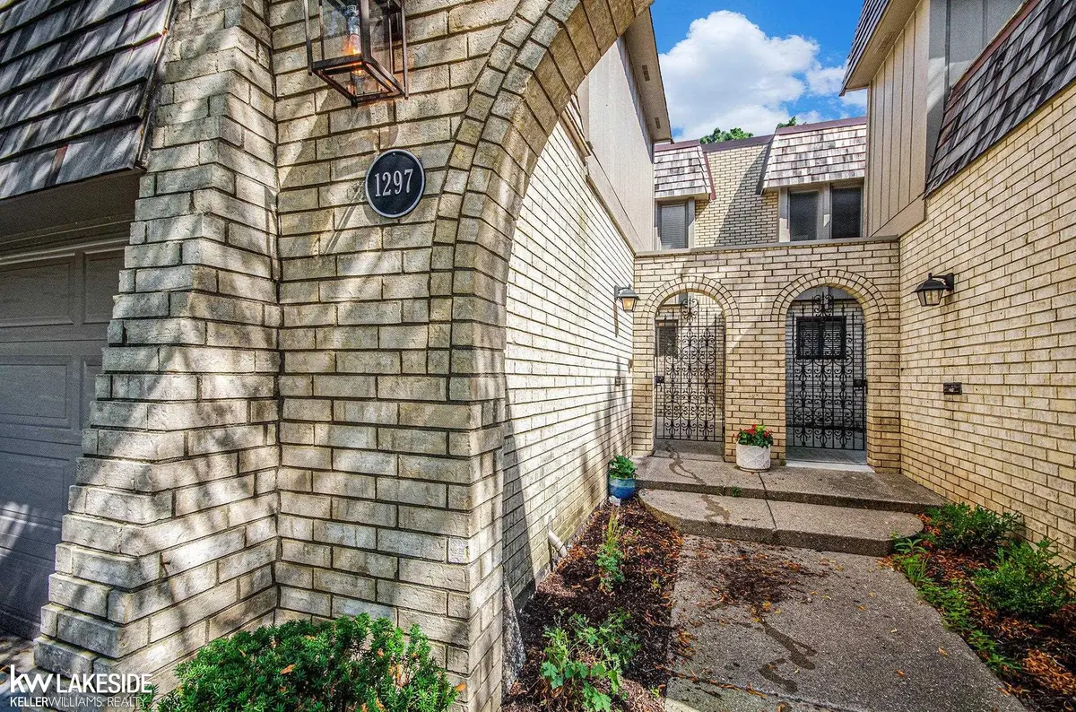 1297 Oakwood CT, Rochester Hills, MI 48307