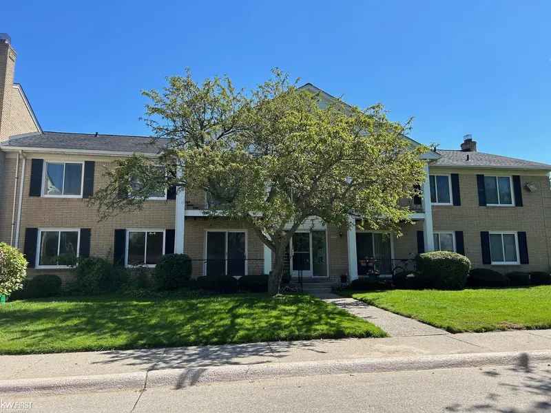 37095 Nottingham DR, Sterling Heights, MI 48312