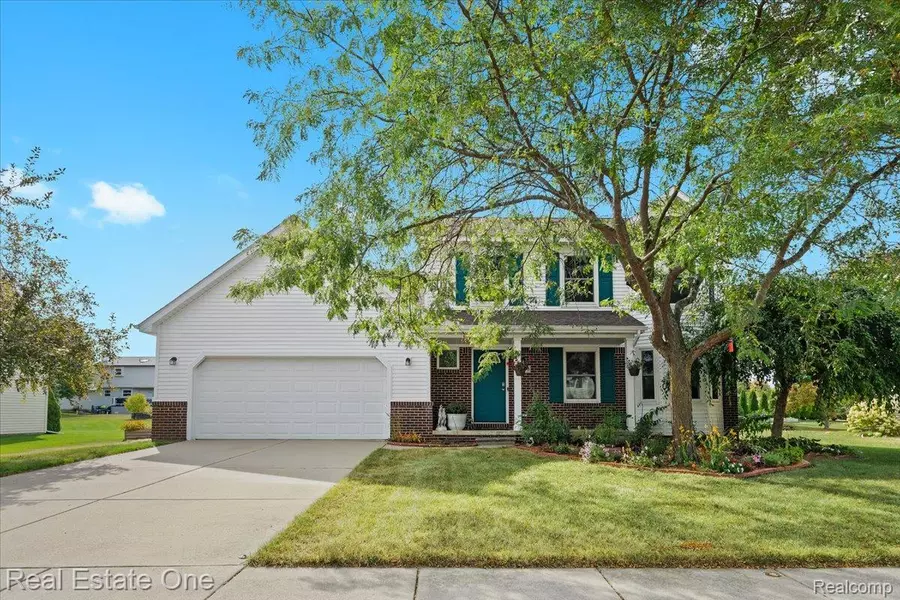 10090 Heatherway DR, Pinckney, MI 48169