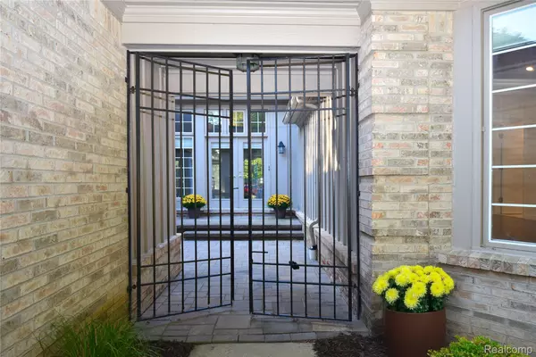 Beverly Hills, MI 48025,32175 Spruce LN