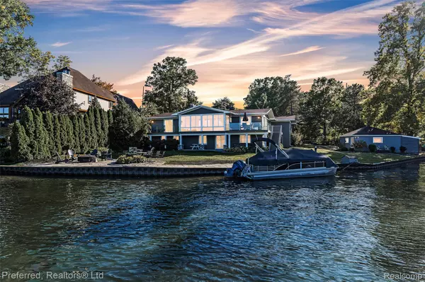 7660 Maceday Lake RD, Waterford, MI 48329