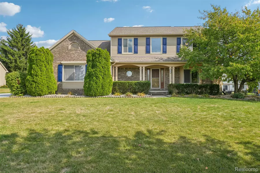 2069 W View CT, Lake Orion, MI 48360