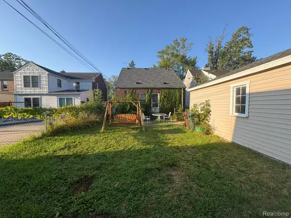 1768 Hampton RD, Grosse Pointe Woods, MI 48236