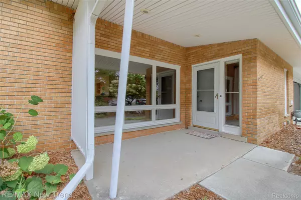 Farmington, MI 48335,33904 Glenview DR