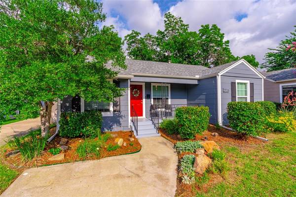 2725 Ryan Avenue,  Fort Worth,  TX 76110