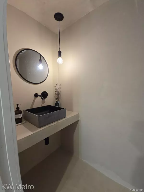 Royal Oak, MI 48073,2105 Northwood BLVD