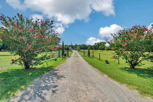 111 N Briaroaks Road, Burleson, TX 76028