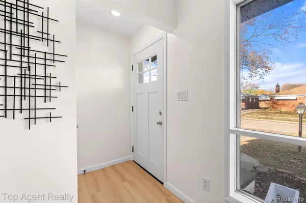 St. Clair Shores, MI 48082,22900 Playview ST