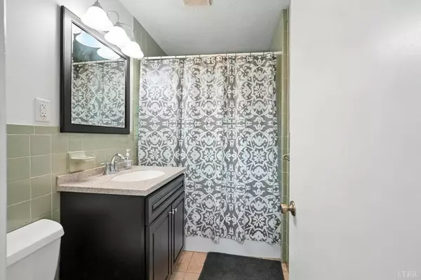 Lynchburg, VA 24502,7131 meadowbrook RD