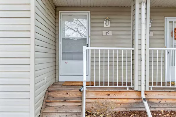 Calgary, AB T2Z 3N8,39 Mt Aberdeen MNR SE