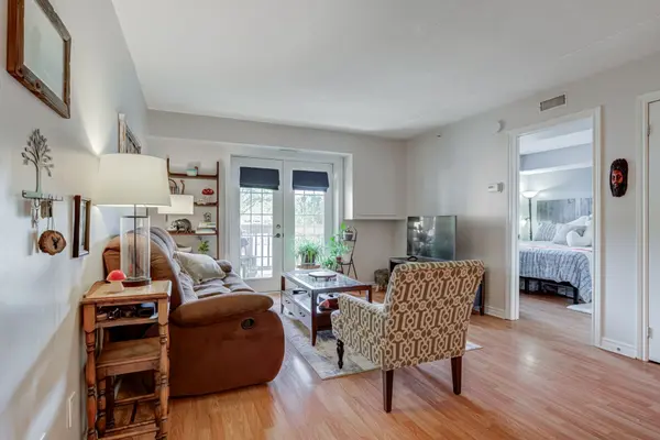 Burlington, ON L7M 4M1,4003 Kilmer DR #110