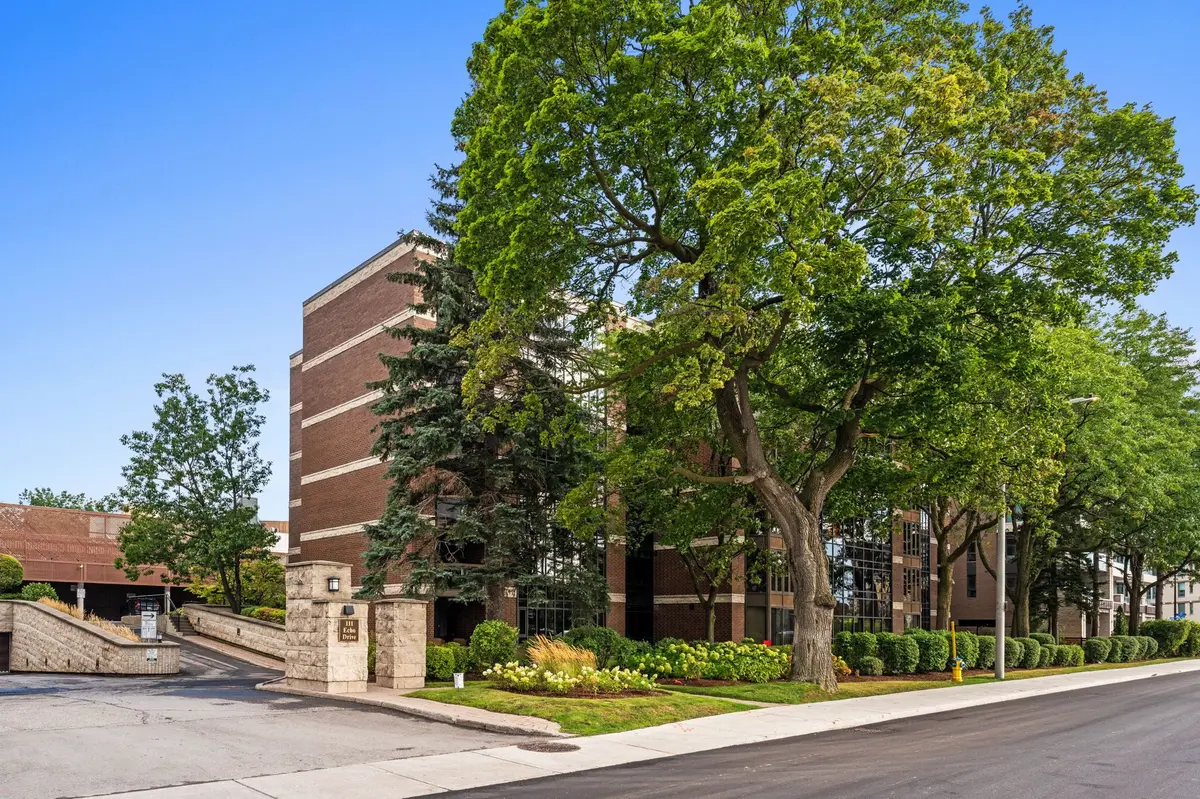 Glebe - Ottawa East And Area, ON K1S 5K8,111 Echo DR #406