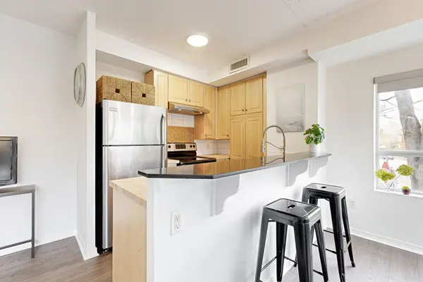 Toronto W02, ON M6P 1X4,2495 Dundas ST W #206