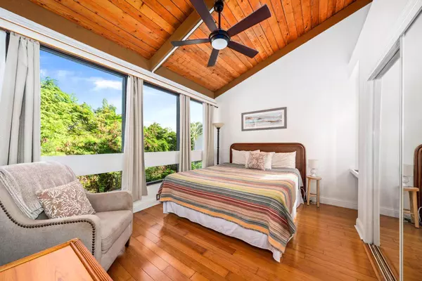 Kailua-kona, HI 96740,75-5669 KUAKINI HIGHWAY #1306