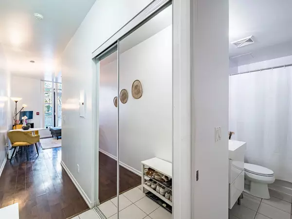 Toronto C01, ON M5V 4A1,209 Fort York BLVD #167