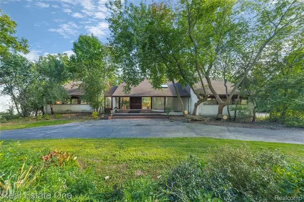 West Bloomfield, MI 48323,2276 Shore Hill DR