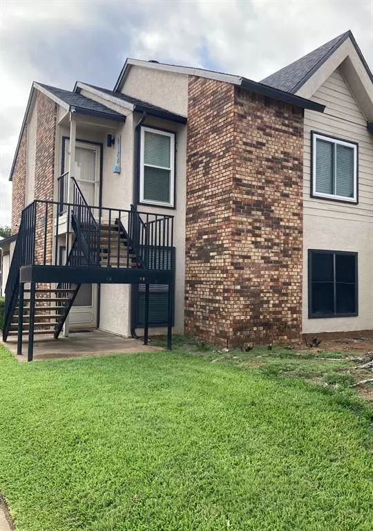 Hurst, TX 76054,817 W Harwood Road #B