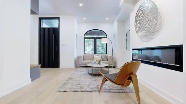 Toronto C01, ON M6J 2V4,122 Crawford ST