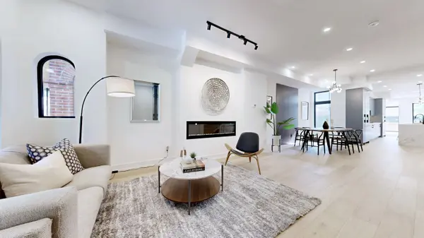 Toronto C01, ON M6J 2V4,122 Crawford ST