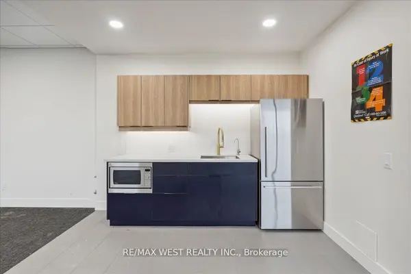 155 Frobisher DR #J202, Waterloo, ON N2V 2E1