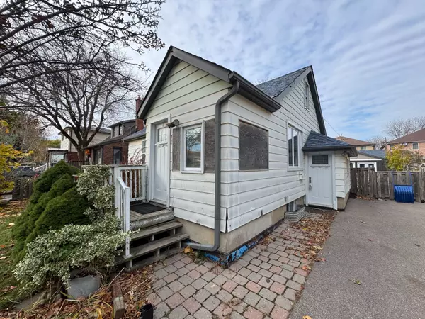 22 Fairfield AVE,  Toronto W06,  ON M8V 2H9