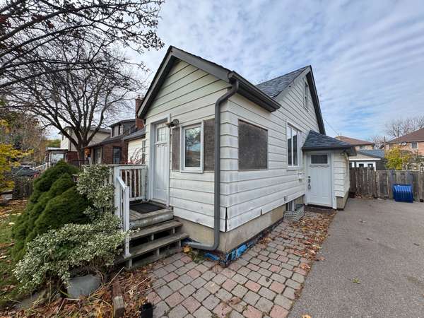22 Fairfield AVE,  Toronto W06,  ON M8V 2H9
