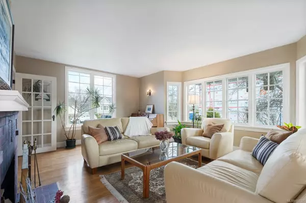 Oak Bay, BC V8R 3L5,2733 Dufferin Ave