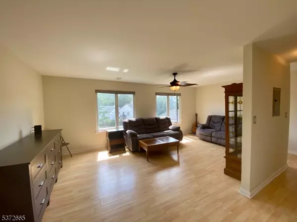 6106 Audubon Ct, Stanhope Boro, NJ 07874