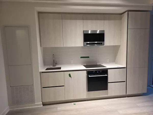 Toronto C10, ON M4P 1V7,110 Broadway AVE #214