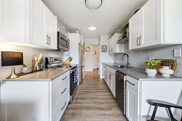 Sidney, BC V8L 3C9,9650 First St #204