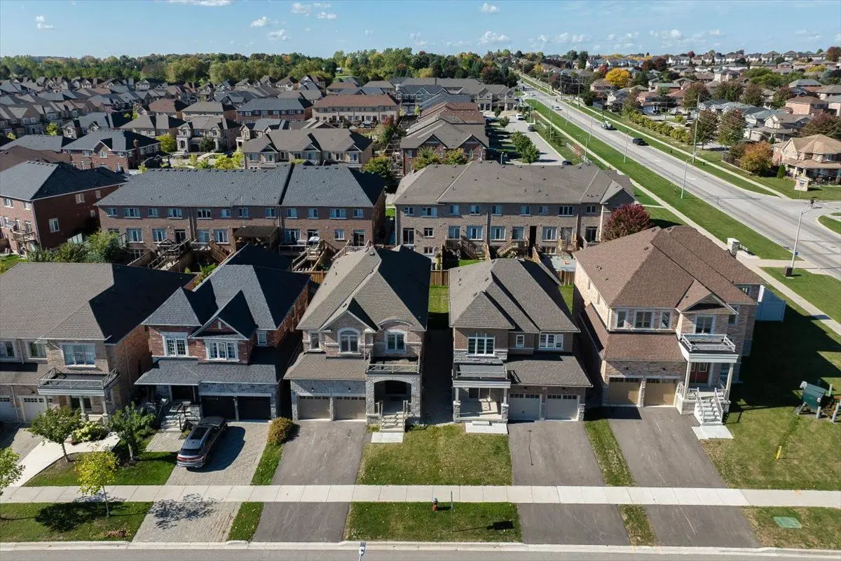 Bradford West Gwillimbury, ON L3Z 0W1,12 Barrow AVE