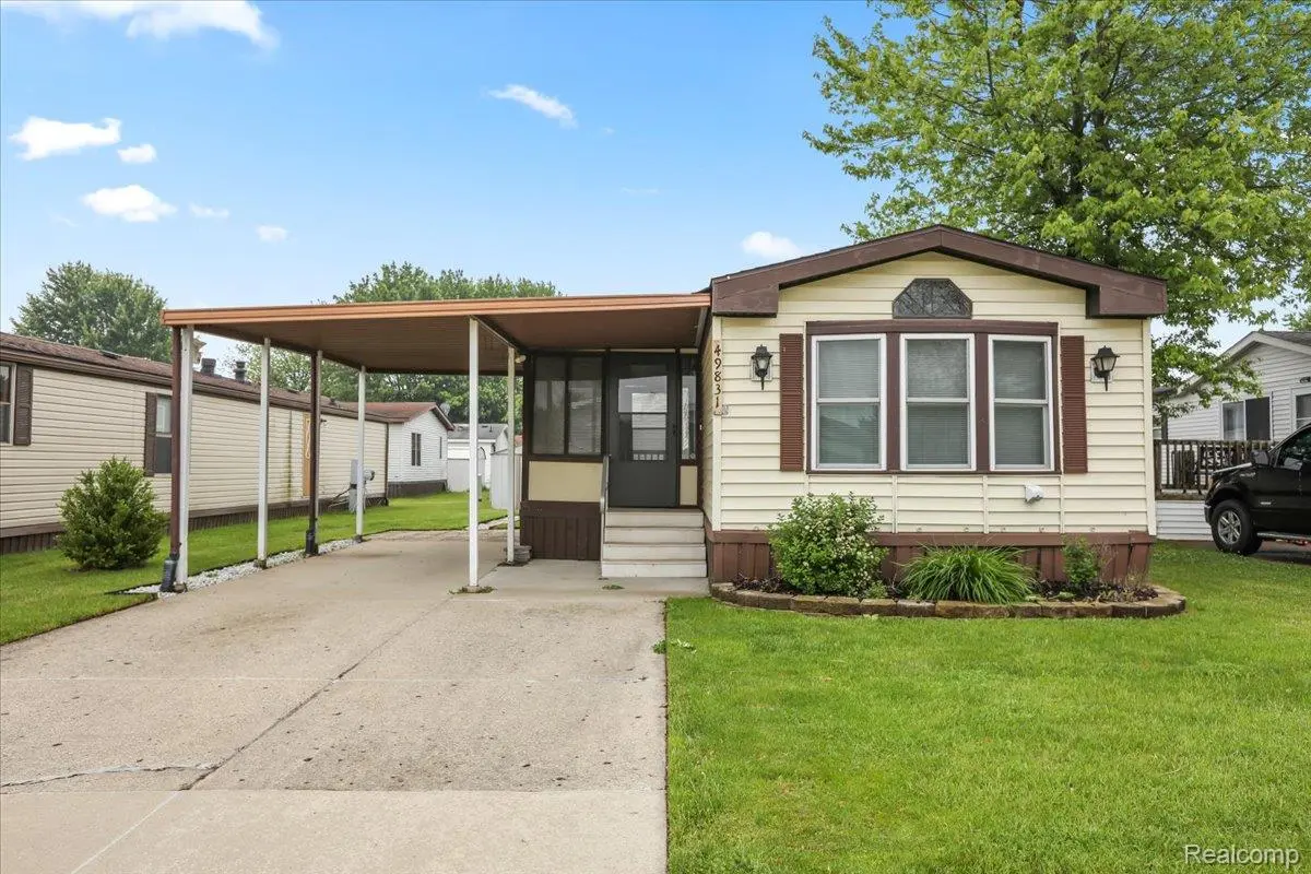 49831 Leicester CT, Shelby Charter Township, MI 48315