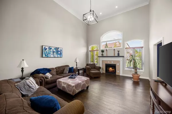 Shelby Twp, MI 48316,7131 Needle Point