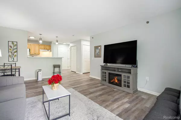 Fenton, MI 48430,15240 Silver Pkwy #308