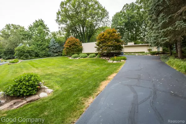 Bloomfield Hills, MI 48304,3788 Crestlake DR