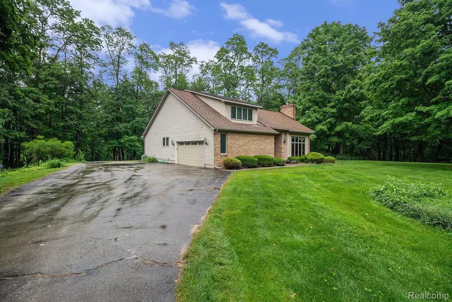 6375 Perryville RD, Holly, MI 48442