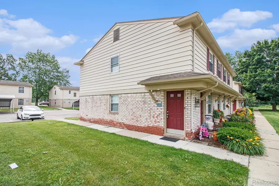 140 Princeton DR, South Lyon, MI 48178