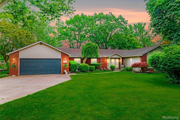 21781 Thorofare RD,  Grosse Ile,  MI 48138