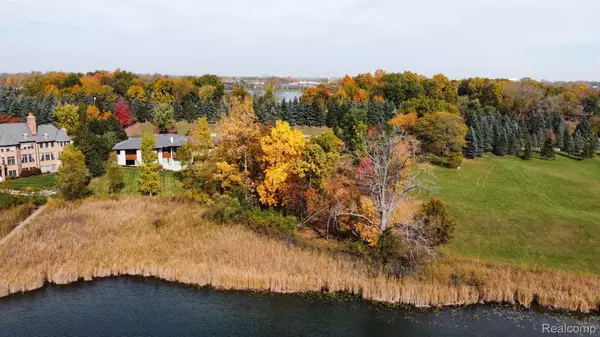 Bloomfield Hills, MI 48302,2717 TURTLE SHORES DR