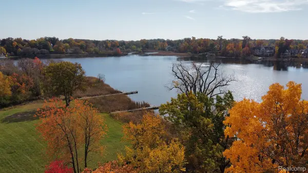 Bloomfield Hills, MI 48302,2717 TURTLE SHORES DR