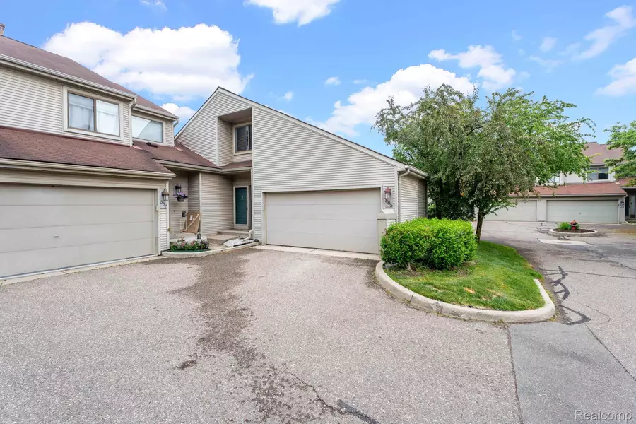 505 Plymouth CT, Rochester Hills, MI 48307