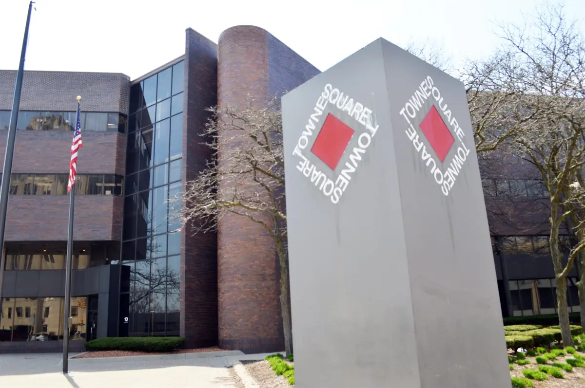 Mount Clemens, MI 48043,10 S Main ST