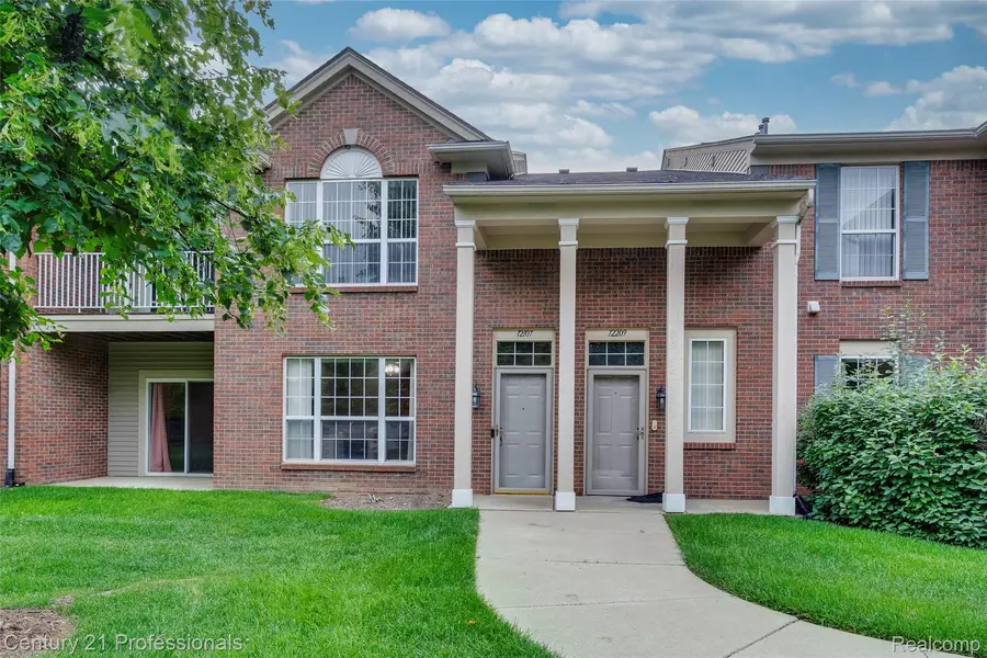 12107 Chesapeake CIR, Walled Lake, MI 48390