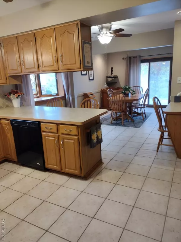 Macomb, MI 48044,15537 Valerie DR N