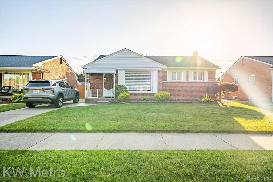 8487 Salem LN, Dearborn Heights, MI 48127