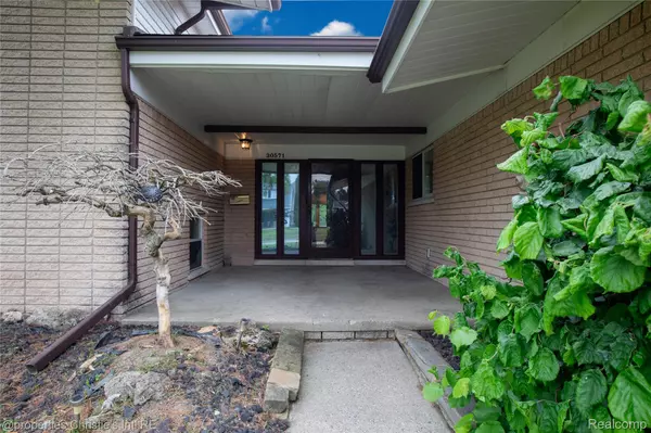 Warren, MI 48093,30571 CEDARS DR