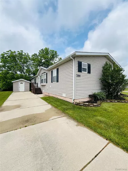 6283 Leigh CT, Fenton, MI 48430